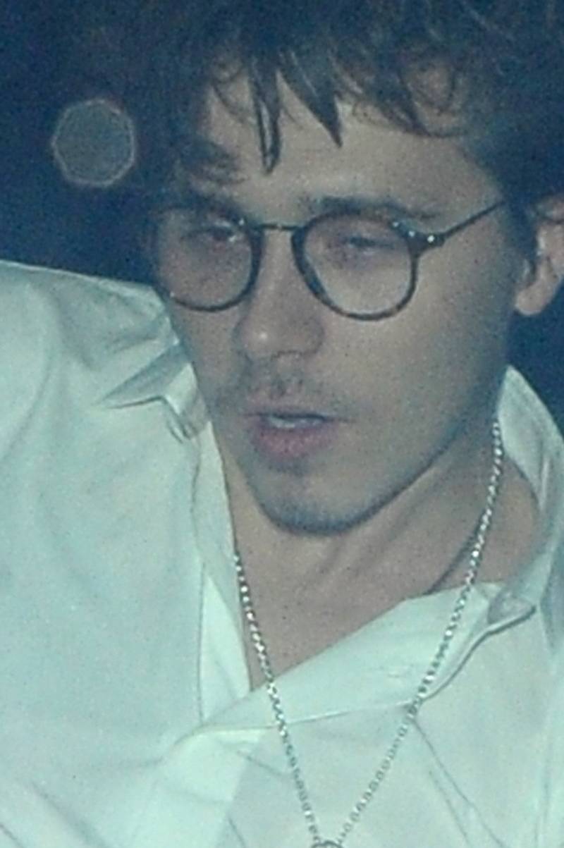 Pijany w sztok Brooklyn Beckham odjeżdża z dziewczyną z imprezy (ZDJĘCIA)
