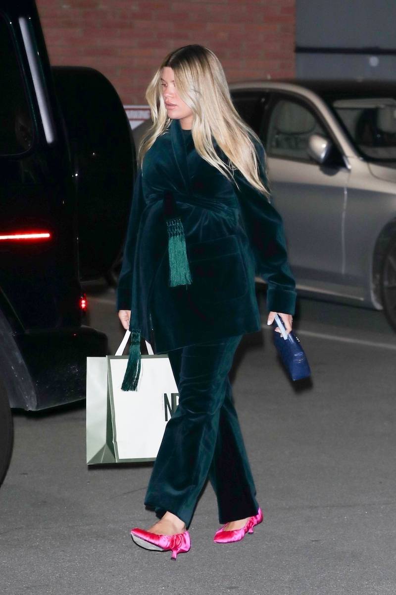 Ciężarna Sofia Richie w luksusowej kreacji opuszcza imprezę (ZDJĘCIA)
