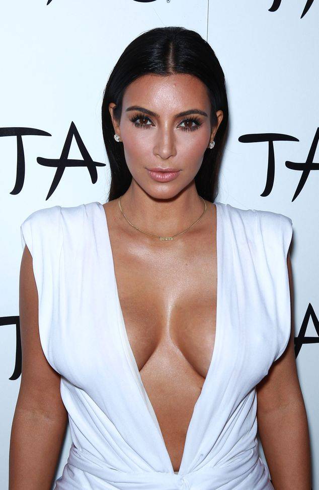 Dopiero, gdy Kim pojawiła się na ściance, na jaw wyszły jej nowe operacje