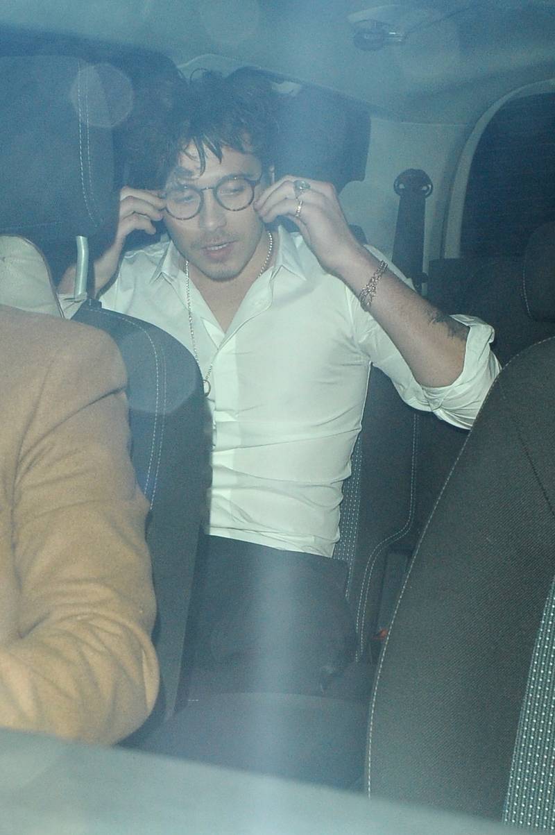 Pijany w sztok Brooklyn Beckham odjeżdża z dziewczyną z imprezy (ZDJĘCIA)