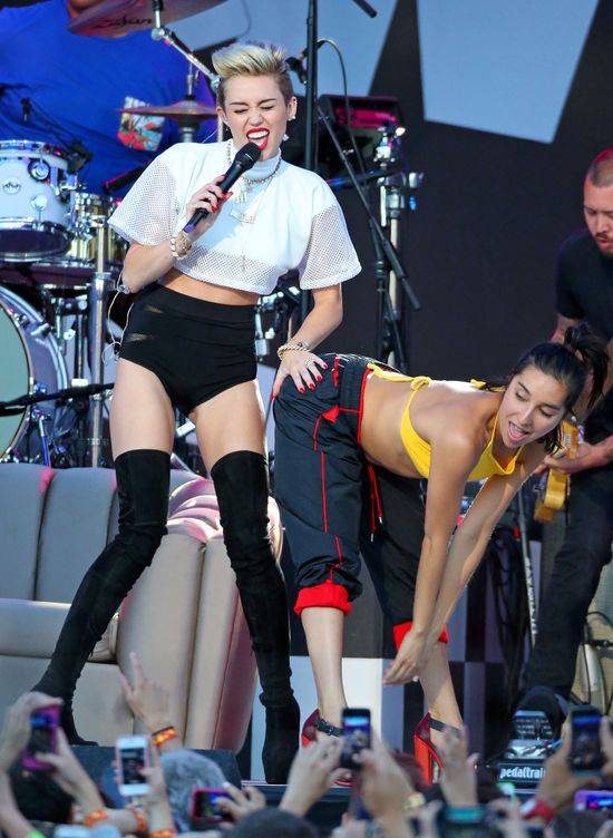Miley Cyrus na scenie show Jimmy Kimmel Live!