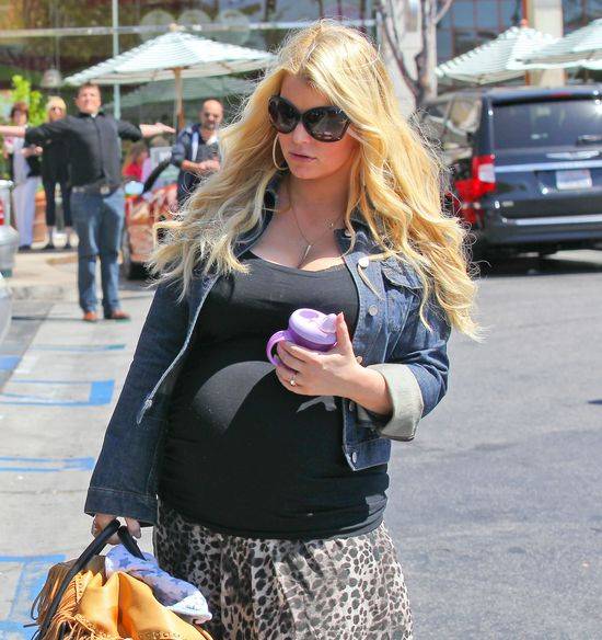 Jessica Simpson z coraz większym ciążowym brzuszkiem