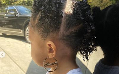 Kylie Jenner założyła 2-letniej córce DUŻE kolczyki-koła. Co o tym myślisz?