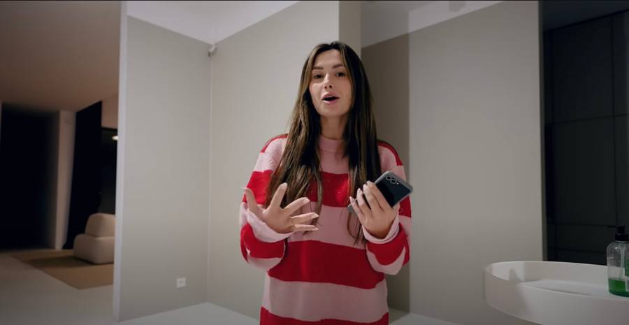 Dom rodziców Wersow. Beton, biel i ogromna przestrzeń (ZDJĘCIA)