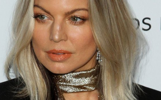 Dlaczego Fergie nie wychodzi z domu bez szalika?