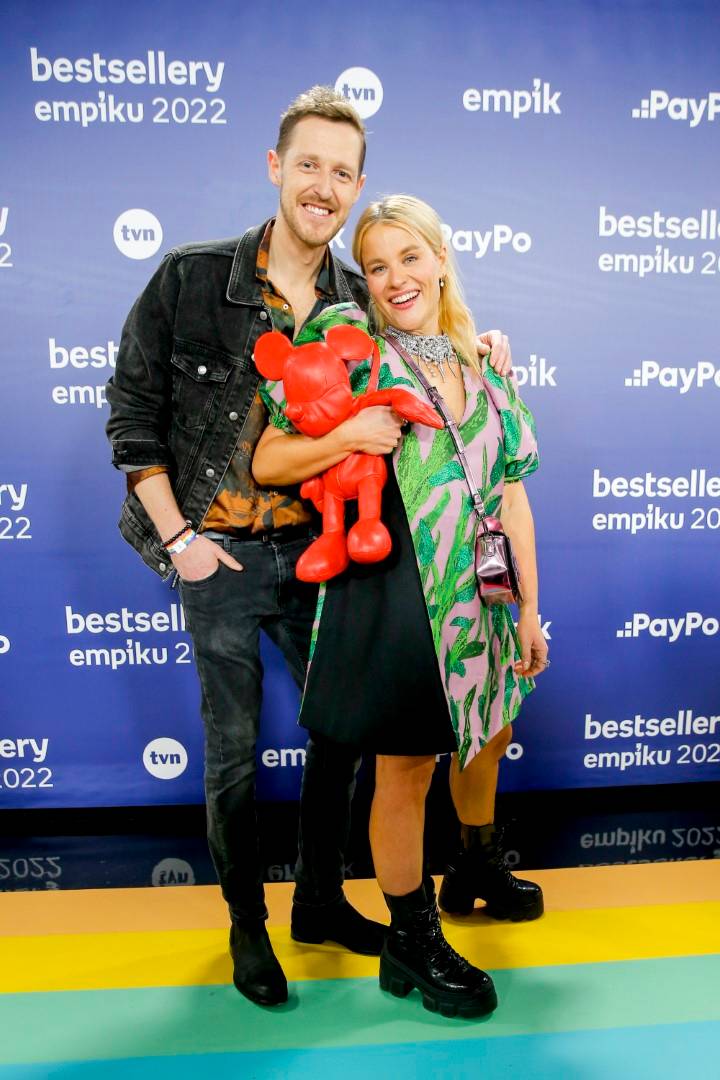 Bestsellery Empiku 2022: Doda świeci nóżką i dekoltem, limonkowa Joanna Opozda, ciężarna Sylwia Przybysz z mężem