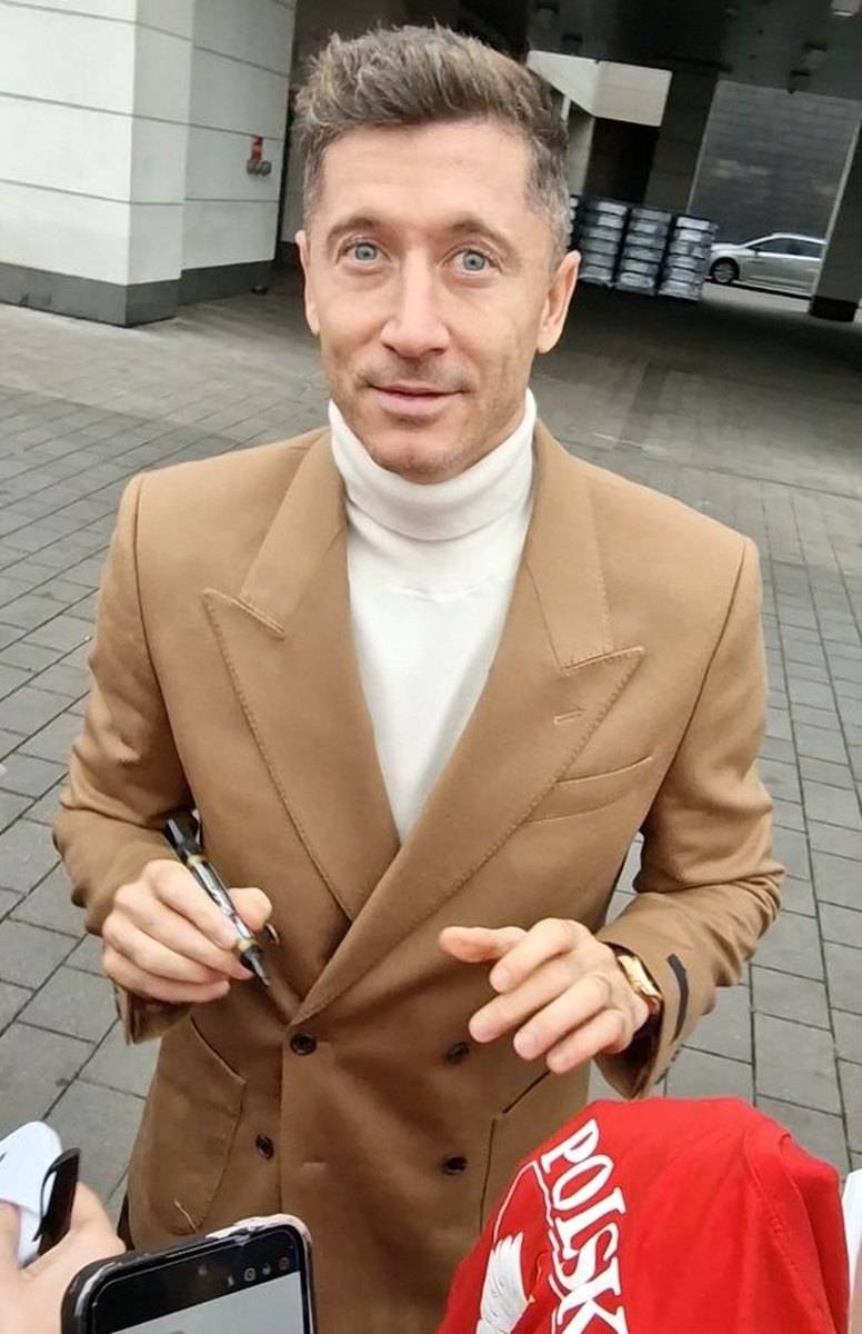 Aż trudno uwierzyć, co Lewandowski zrobił na lotnisku! Tego się nikt nie spodziewał