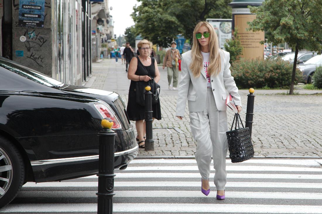 Joanna Przetakiewicz pod studiem "Dzień Dobry TVN". 