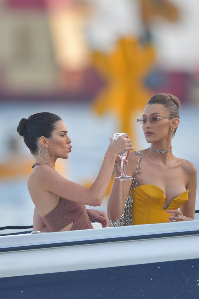 Kendall Jenner i Bella Hadid szaleją na jachcie w wieczorowych kreacjach