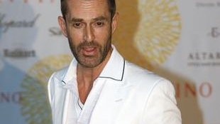 Everett krytykuje religię