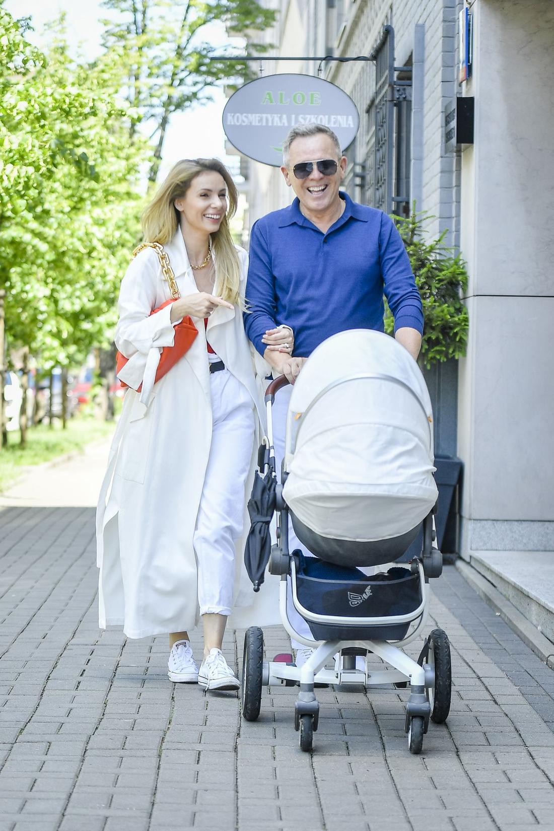 Izabela Janachowska z mężem i synem na spacerze