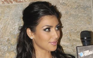 Jak się wybiela Kim Kardashian (VIDEO)