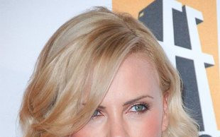 Charlize Theron sama na imprezie