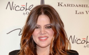 Khloe Kardashian pozuje z prawdziwym(?) ojcem (FOTO)