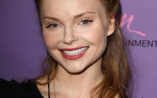 Iza Miko pochowała partnera i już pozuje na ściance (FOTO)