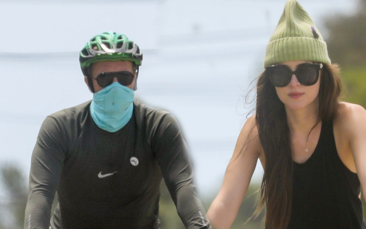 Dakota Johnson z Chrisem Martinem i jego dziećmi na wycieczce rowerowej