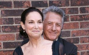 Gejowski pocałunek Dustina Hoffmana na meczu (FOTO)