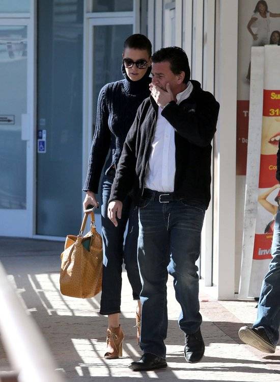 Charlize Theron w krótkich włosach