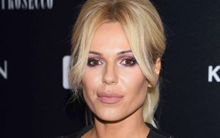 Królowa świeci na salonach biustem (FOTO)