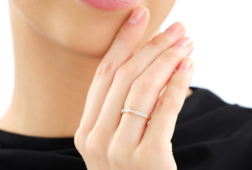 Jak dobrać rozmiar pierścionka zaręczynowego bez pytania partnerki?