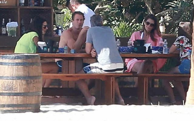 Amal i George Clooney z rodzinką Cindy Crawford na urlopie