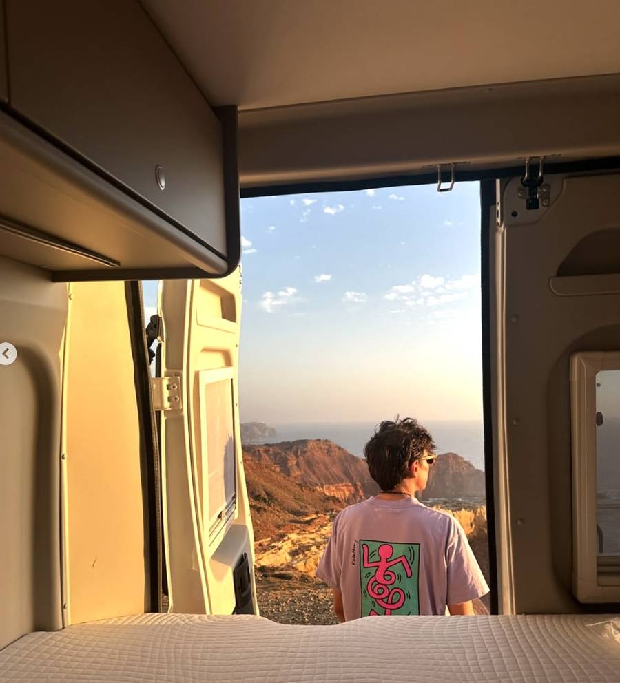 Nikodem Rozbicki pokazał wymarzoną podróż vanem! Towarzyszyła mu tajemnicza blondynka (FOTO)