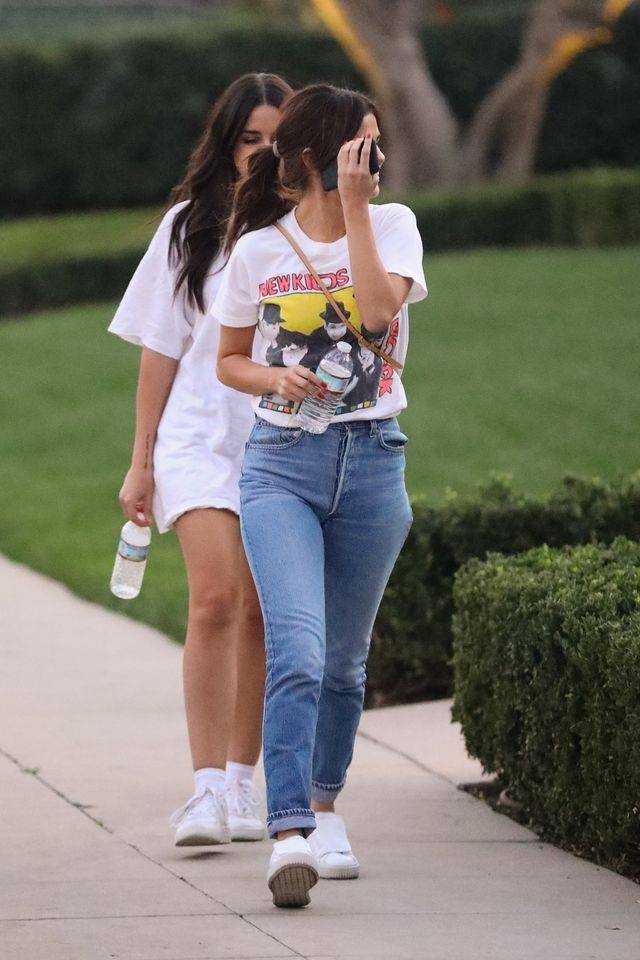 Selena Gomez w dżinsach i oldschoolowej koszulce NKOTB