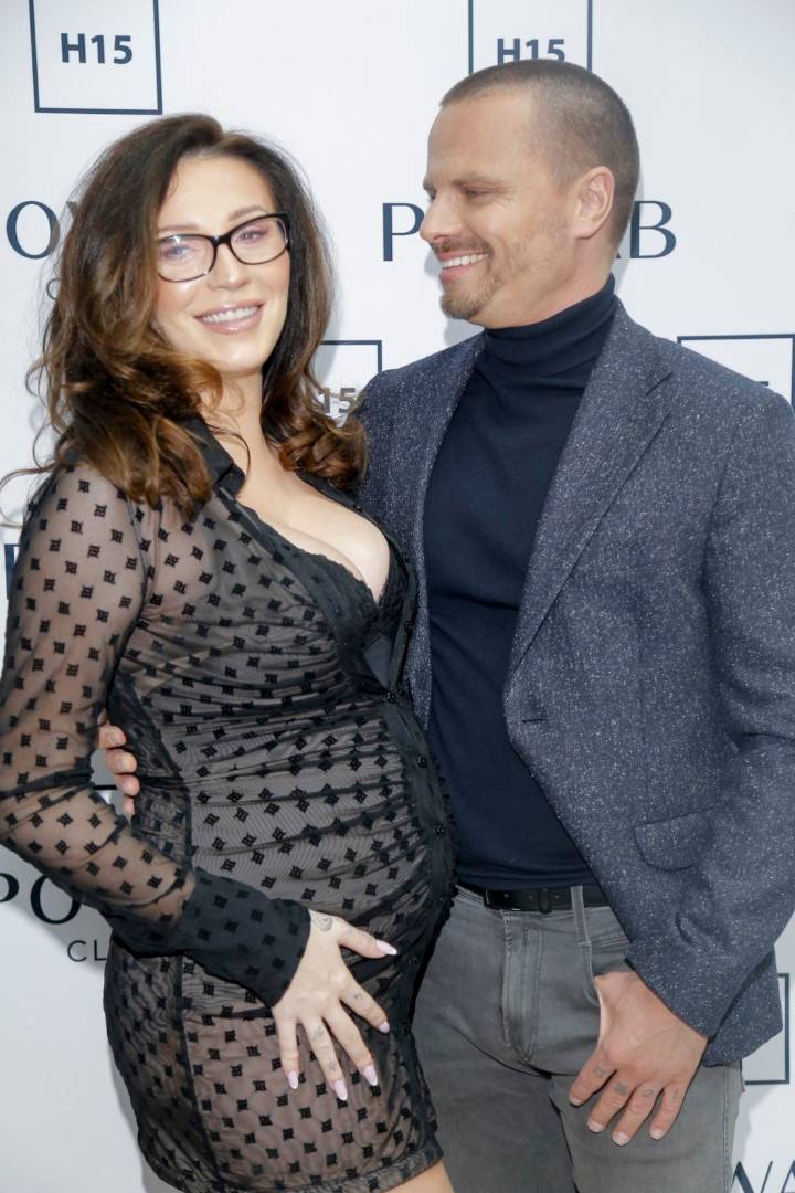 Ciężarna Dominika w prześwitującej mini z głębokim dekoltem pręży się na ściance u boku Marcina Hakiela (FOTO)