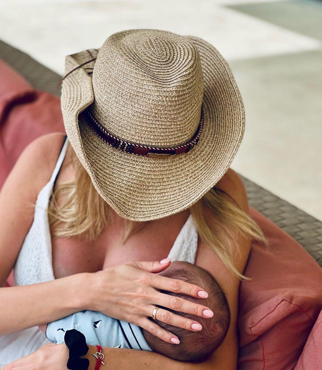 Agnieszka Hyży pokazała intymne zdjęcie jak karmi piersią synka. Fanka wytknęła jej hipokryzję