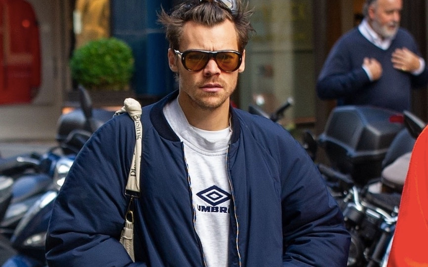 Napakowany Harry Styles morsuje w Londynie z ukochaną