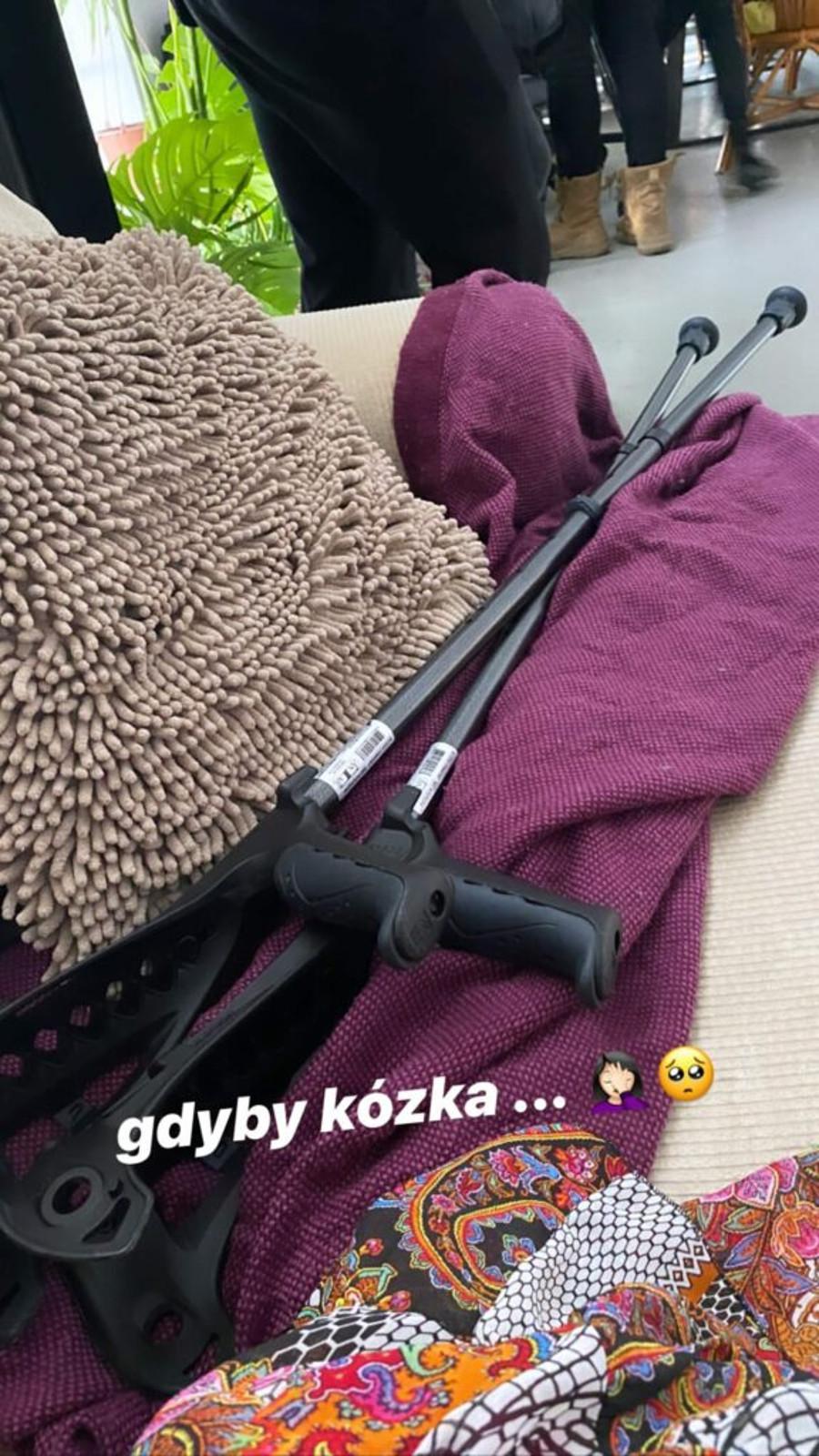 Anna Mucha porusza się o kulach. 