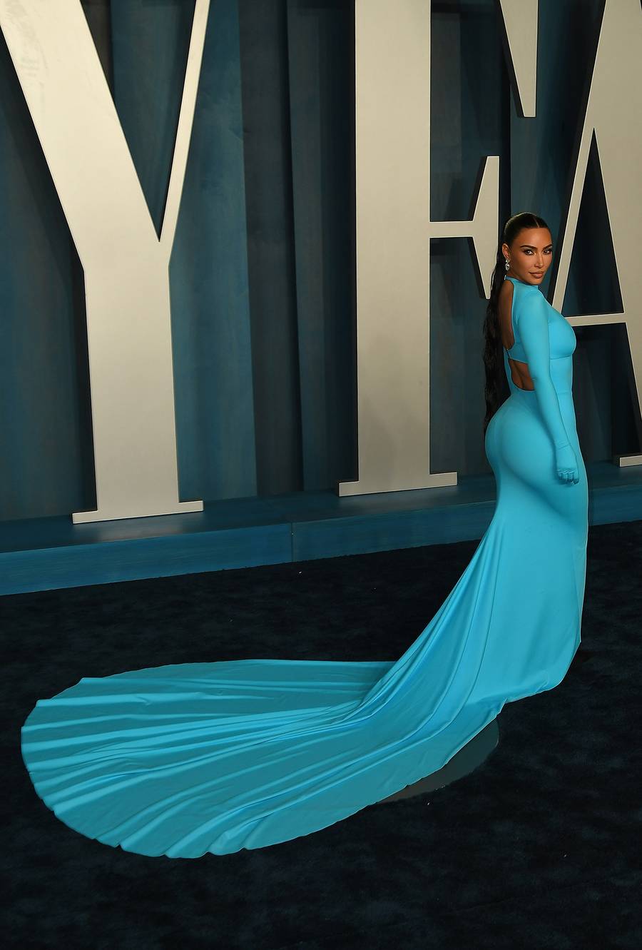 Kim Kardashian na oscarowym afterparty z Vanity Fair – Tym razem to nie CZERŃ