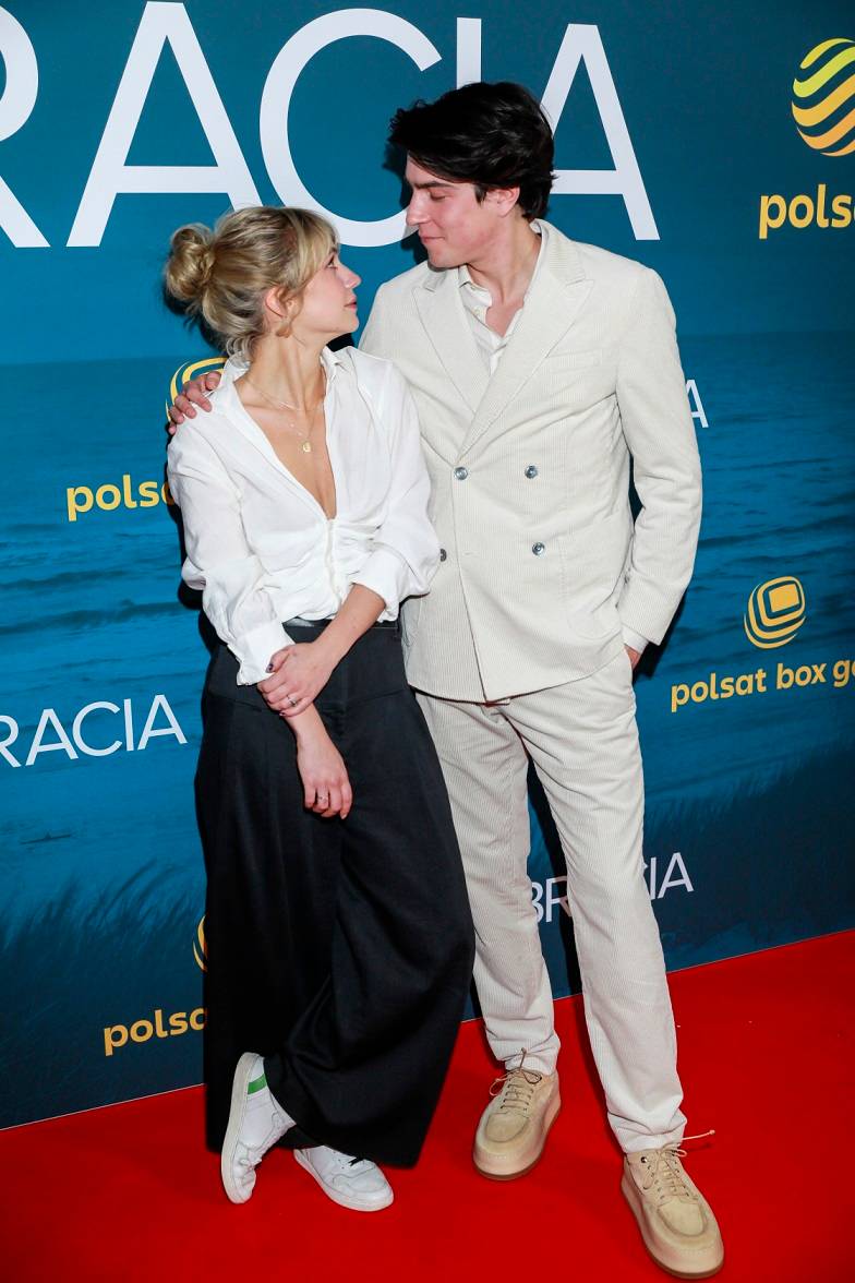 Spotkanie z aktorami serialu “Bracia”. Nikodem Rozbicki z piękną aktorką na ściance – nie jest to Julia Wieniawa