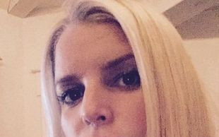 Kolejna znana mama robi make-up córeczce (FOTO)