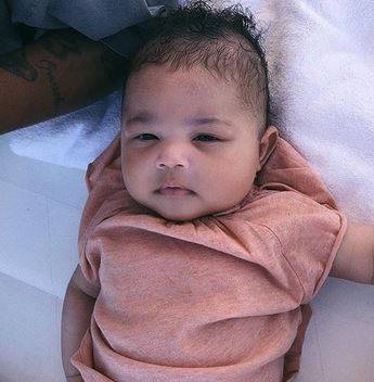 Córka Kylie Jenner już jest taka DUŻA! Zobaczcie NOWE zdjęcie Stormi