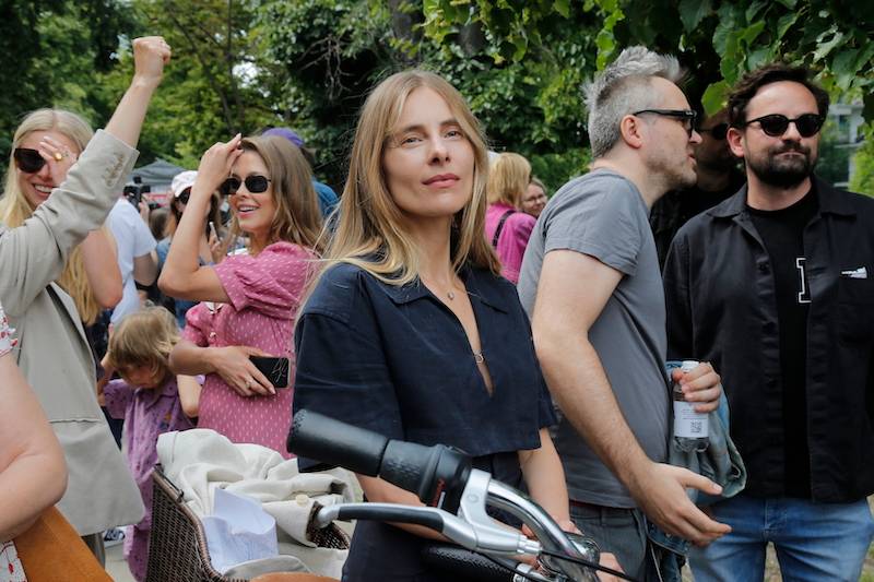 Aktorzy pod Sejmem walczą o swoje prawa: Boczarska, Dereszowska z synem, Agnieszka Grochowska…