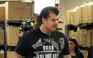 Dlaczego na ślubnych zdjęciach nie ma brata Kim Kardashian?