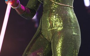 A cóż to za kocica pręży się na scenie? (FOTO)