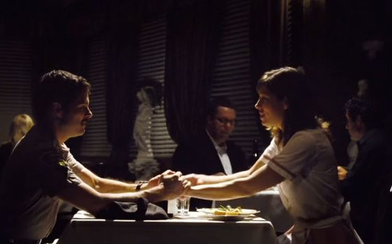 Gyllenhaal pomaga Jessice Biel pozbyć się gwoździa z głowy