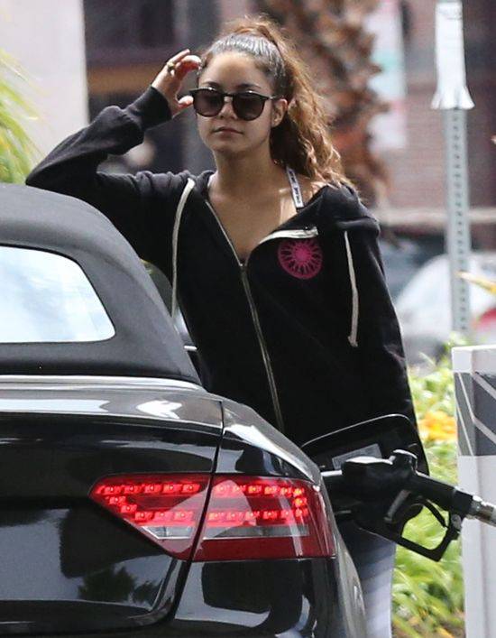 Vanessa Hudgens na stacji benzynowej
