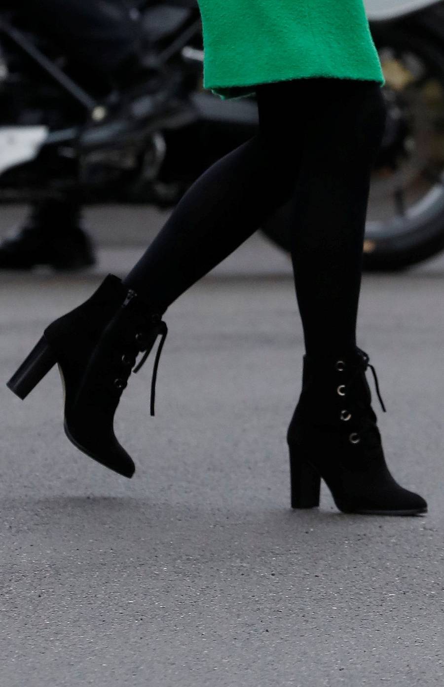 Księżna Kate w zielonej sukience i botkach na obcasie