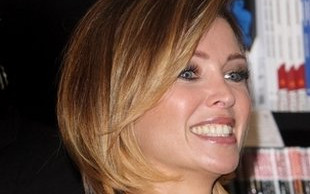 Dannii Minogue dwoi się i troi podczas promocji książki FOTO