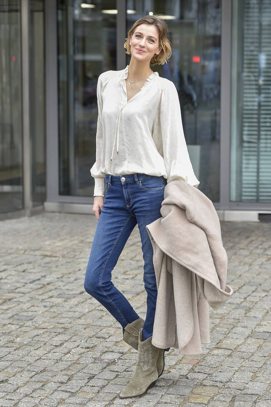 Renata Kaczoruk w koszuli i jeansach