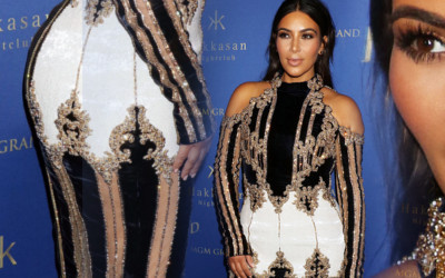 W tej kreacji Kim Kardashian wydaje się WIELKA! (FOTO)