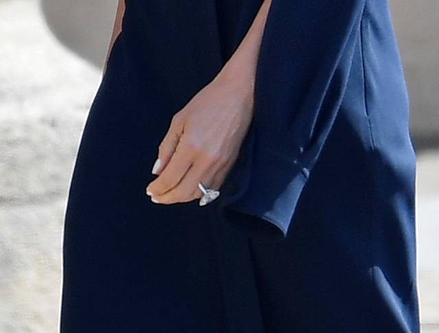 SKANDALICZNA sukienka Victorii Beckham na ślubie Meghan i Harry’ego!