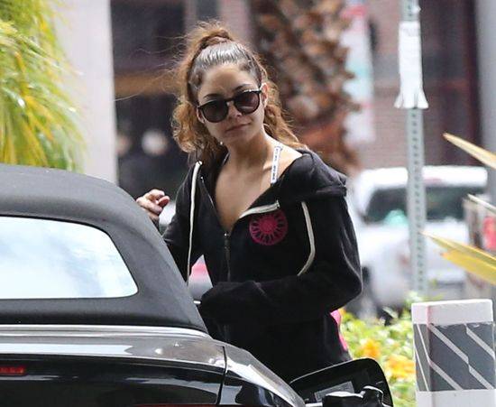 Vanessa Hudgens na stacji benzynowej