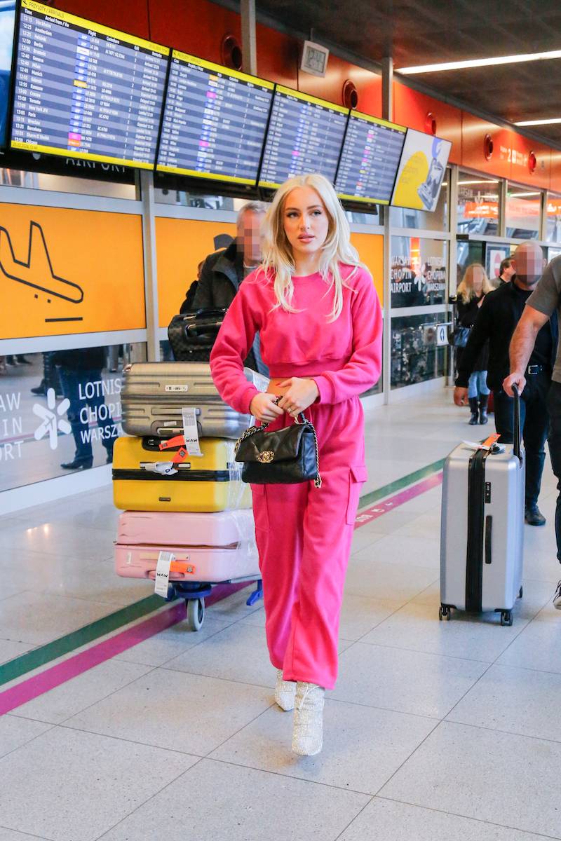 Caroline Derpieński w różowym DRESIE wkracza do Polski! Ponownie zobaczymy ją na salonach? (FOTO)