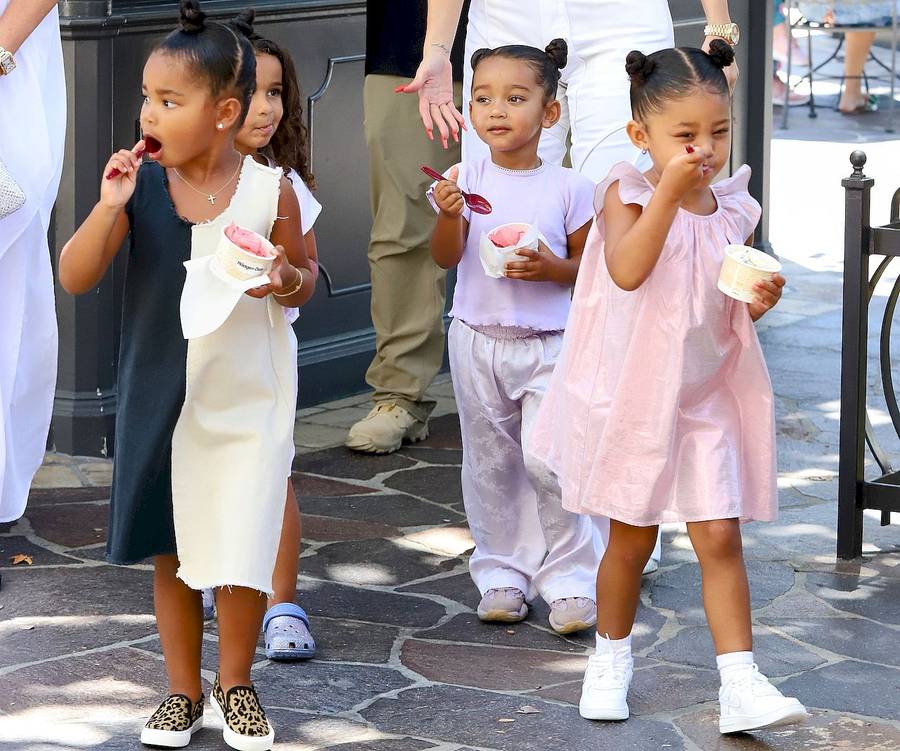 Khloe Kardashian z mamą ogarniają CZWÓRKĘ dzieci. Niełatwe zadanie (ZDJĘCIA)