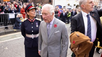 Atak na króla Karola III i jego żonę. Został obrzucony jajkami! (VIDEO)