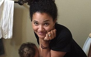 Siedzi na toalecie i karmi dziecko (FOTO)